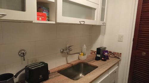 Excelente departamento con balcón a la calle sobre avenida, Buenos Aires (fotografie 7)