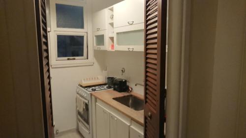 Excelente departamento con balcón a la calle sobre avenida, Buenos Aires (fotografie 8)