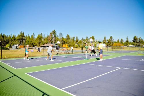 Bend-Sunriver Camping Resort Cottage 1 - image 7