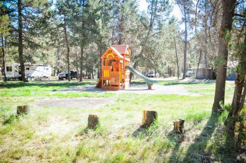 Bend-Sunriver Camping Resort Two-Bedroom Cabin 7