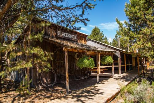 Bend-Sunriver Camping Resort 24 ft. Yurt 9