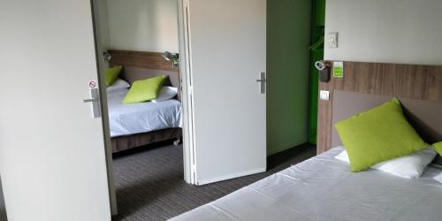 1 queen bed, 2 twin beds