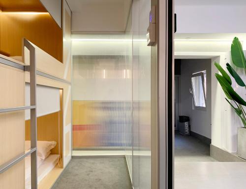 วีโฟลว์ โฮสเทล - เซี่ยงไฮ้ ซินเทียนตี้ (WeFlow Hostel (Shanghai Xintiandi)) in ถนนซินเทียนตี้ และหวยไห่