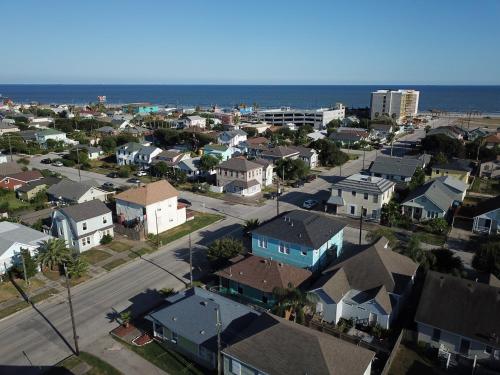 New Listing! Coastal Cottage, 4 Blocks to Beach in Mid-Town, Pet Friendly! - Costa Azul