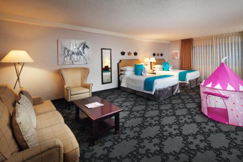 2 queen beds, 1 sofa bed