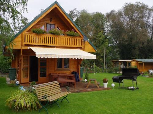 Idyllische Holzhütte mit Wasserzugang und Sauna