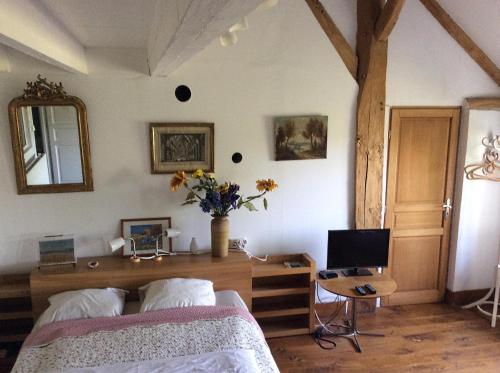 Lilac cottage in Saint-Lubin-de-la-Haye