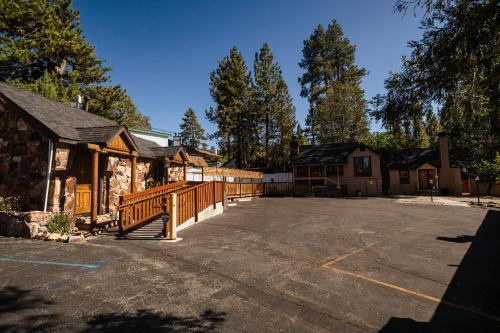 Embers Lodge & Cabins