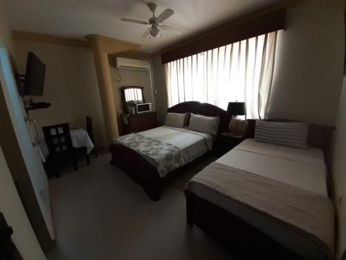 1 king bed, 1 twin bed