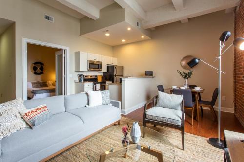 Sleeps 6! 2 Bedrm, Gym, Close to Major Attractions