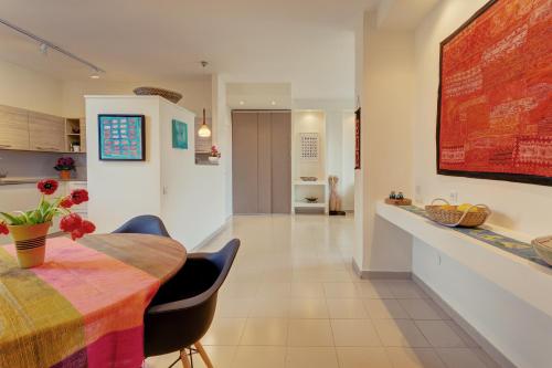 Colony Suites - Wedgewood St.