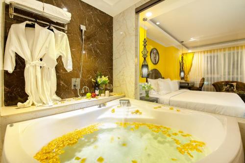 room detail thumbnail 2