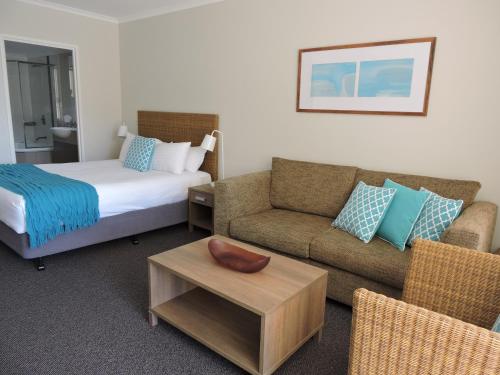 BASE Holidays - Ettalong Beach Premium Apartments