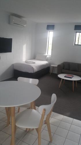 Large Twin Room (No Pets Allowed) image 10