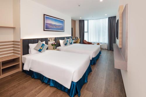 1 queen bed, 1 twin bed