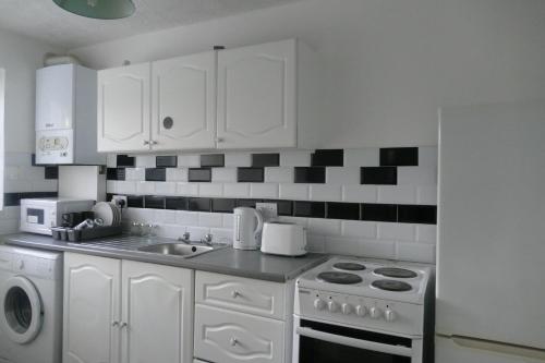 Entire 2 Bed Maisonette Just Off Penge High Street Great Transport Links To Central London, Brom, Penge, London