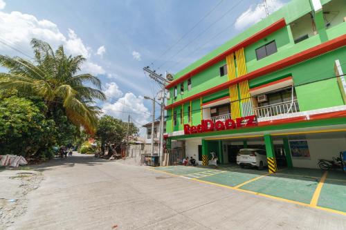 RedDoorz near Notre Dame of Dadiangas University - Vaccinated Staff