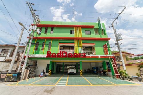 RedDoorz near Notre Dame of Dadiangas University - Vaccinated Staff