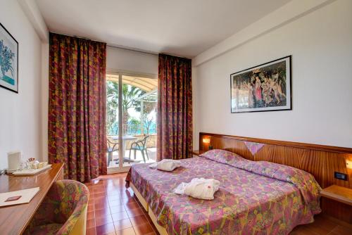 Double or Twin Room with Terrace and Sea View