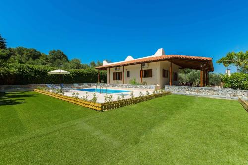  Gorgeous Pool Garden Villa in Áyios Ioánnis