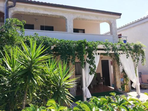 2 bedrooms, 4 beds