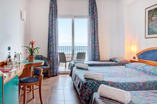 โรงแรมอันตาเรส (Hotel Antares) in เลโตจันนี่