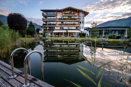 Sport- und Wellnesshotel Held 4 Sterne Superior - Hotel - Fügen