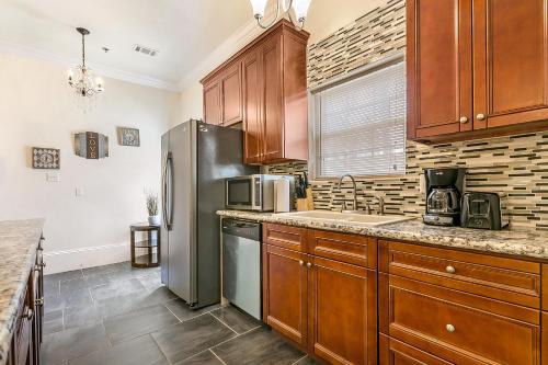 Urban Condos with Spacious Rooms & Amenities - 주방