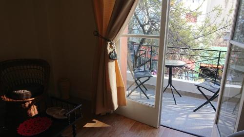 Excelente departamento con balcón a la calle sobre avenida, Buenos Aires (fotografie 6)