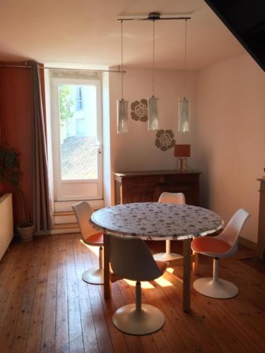 Grande chambre dans maison de centre ville