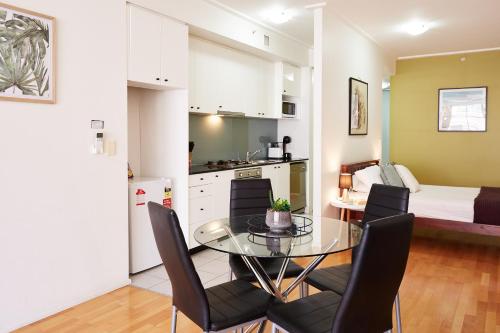 Spacious and Bright Studio in the Middle of Town - image 1