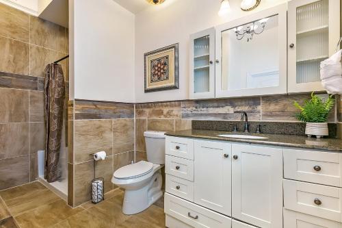 Urban Condos with Spacious Rooms & Amenities - 화장실