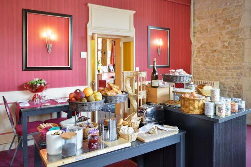 ห้องอาหาร, Logis Hotel Restaurant Le Puits Dore in รีเชอลีเยอ