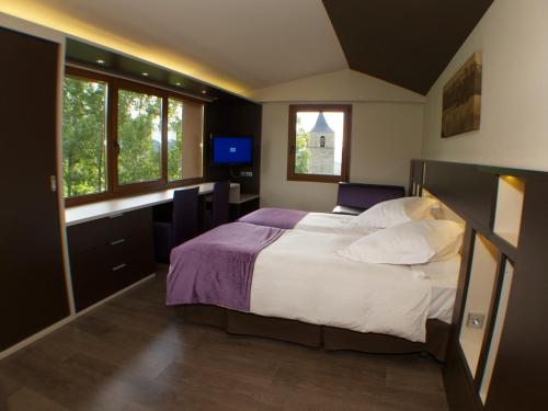 1 queen bed, 1 sofa bed