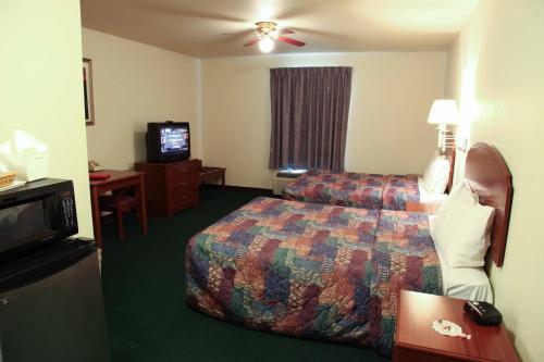 CandleLight Inn & Suites