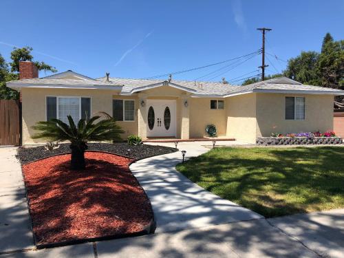 Beautiful 3BR/2BA in Disneyland area in Fullerton, USA