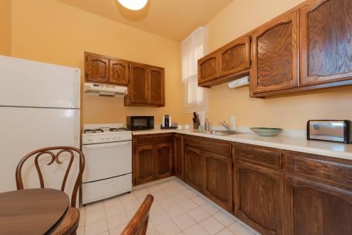 Kitchen, Stanyan Park Hotel near 16 Avenue Tiled Steps