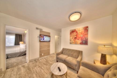 Riverside Apartments By The Beach Located in Pompano Beach, Riverside Apartments By The Beach is a perfect starting point from which to explore Fort Lauderdale (FL). The property offers a high standard of service and amenities to suit