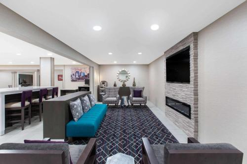 La Quinta by Wyndham Blue Springs in Blue Springs, USA