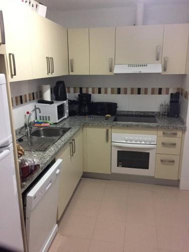 Sunny Quiet And Spacious Apartment Nearby The Sea - image 10