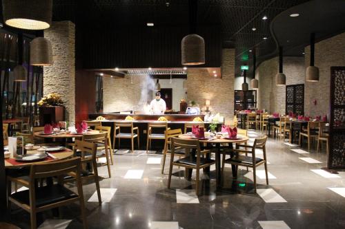 Holiday Villa Hotel & Residence image 10