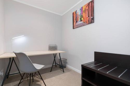Modern CBD Apartment with Study! Great Location