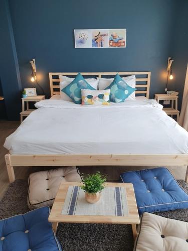 1 king bed, 2 bunk beds