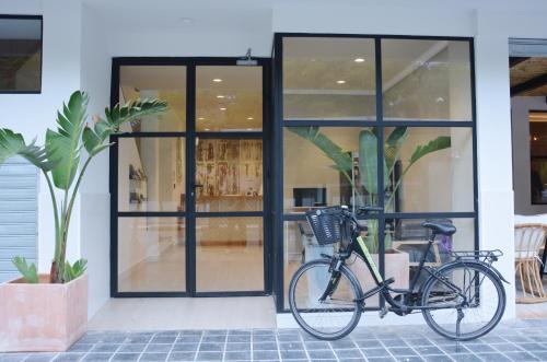YOU & CO. Saler Beach Boutique - image 2