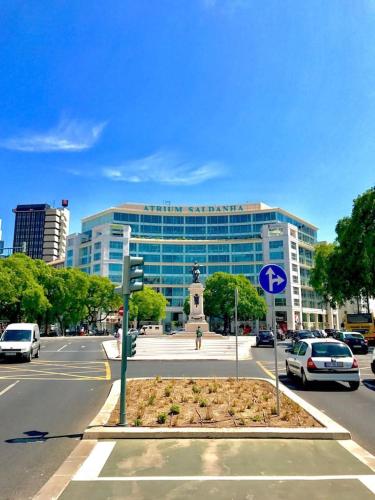Luxury part of the city - Modern Apartment with Airconditioning - near Subway, Lisbona