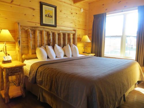 Cabins of Mackinac & Lodge in Mackinaw City Center