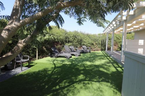حديقة, ليك سايد تراس (Lakeside Terrace) in Neot Golan