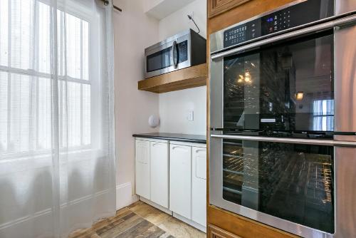 Urban Condos with Spacious Rooms & Amenities - 주방