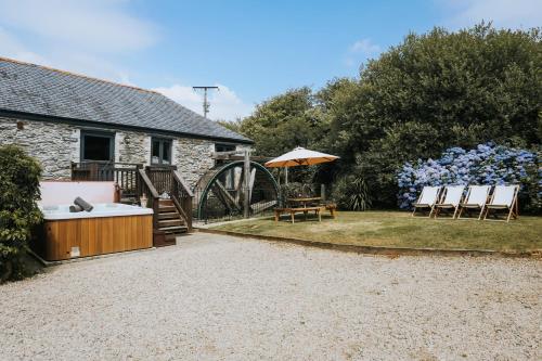 Garden, Goonwinnow Farm Cottages in Newlyn