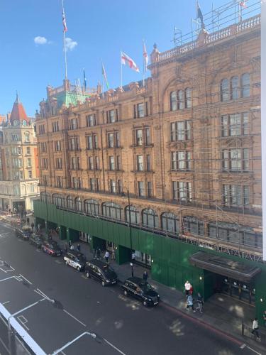 Luxury Apartment By Harrods, , London